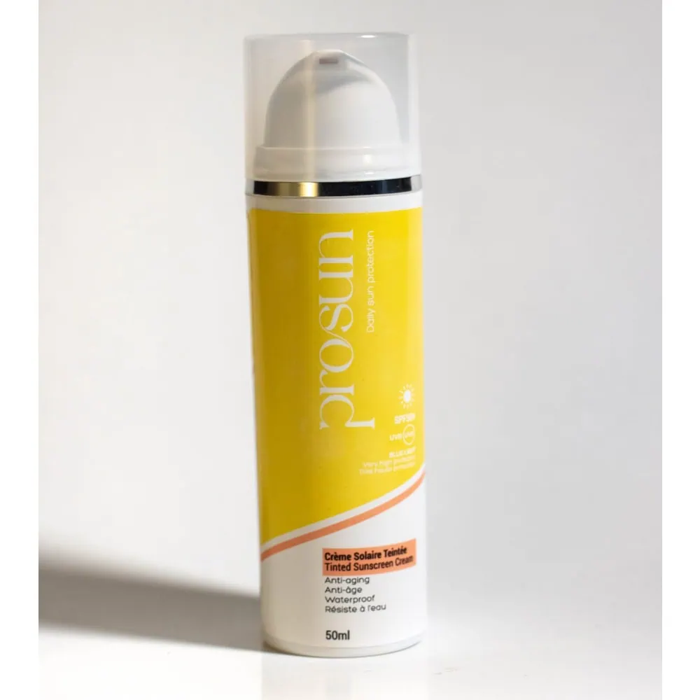 prosun-ecran-solaire-teinte-spf-50-50ml.webp PROSUN ECRAN SOLAIRE TEINTE TOUT TYPES DE PEAUX SPF50+ 50ML – Image 1