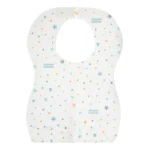BAVOIR IMPERMÉABLE JETABLE AVEC POCHE 10P-1/800 BAVOIR IMPERMÉABLE JETABLE AVEC POCHE 10P-1/800 : protection et praticité au quotidien Le BAVOIR IMPERMÉABLE JETABLE AVEC POCHE 10P-1/800 est conçu pour protéger les vêtements de bébé pendant les repas. Grâce à sa matière imperméable, il empêche les liquides et les aliments de traverser le tissu. Ainsi, il garantit une hygiène optimale et limite les tâches sur les vêtements. De plus, le BAVOIR IMPERMÉABLE JETABLE AVEC POCHE 10P-1/800 dispose d’une poche de récupération pratique. Celle-ci permet de retenir les miettes et les petits morceaux d’aliments. Par conséquent, le nettoyage après repas devient plus simple et plus rapide. Son format jetable offre un gain de temps important pour les parents. En outre, il est idéal pour les sorties, les voyages ou les repas à l’extérieur. Pourquoi choisir le bavoir imperméable jetable avec poche ? Protection efficace contre les salissures Ce bavoir protège les vêtements de bébé contre les taches et les liquides. Ainsi, il aide à garder bébé propre pendant les repas. Poche de récupération pratique La poche intégrée permet de récupérer les aliments tombés. De plus, elle réduit le désordre pendant les repas. Format jetable pratique Grâce à son usage unique, il évite le lavage et facilite la vie des parents. En effet, il est parfait pour une utilisation rapide et hygiénique. Avantages supplémentaires En outre, ce bavoir est léger, facile à transporter et idéal pour les déplacements. Il constitue une solution pratique pour les repas en toute situation.