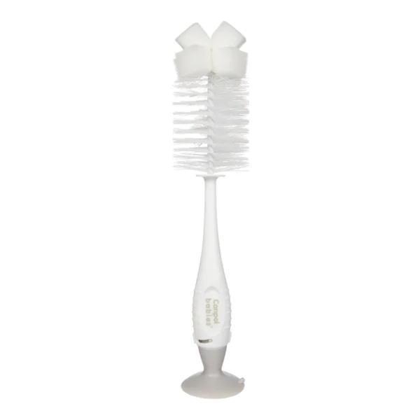 GOUPILLON POUR BIBERON ET TÉTINE AVEC VENTOUSE-56/122 GOUPILLON POUR BIBERON ET TÉTINE AVEC VENTOUSE-56/122 : hygiène et nettoyage efficace Le GOUPILLON POUR BIBERON ET TÉTINE AVEC VENTOUSE-56/122 est un accessoire indispensable pour assurer une hygiène parfaite des biberons et des tétines. Grâce à ses poils résistants, il permet de nettoyer efficacement les résidus de lait et les impuretés. Ainsi, il garantit une utilisation saine et sécurisée pour bébé. De plus, le GOUPILLON POUR BIBERON ET TÉTINE AVEC VENTOUSE-56/122 est équipé d’une ventouse pratique. Celle-ci permet de le fixer facilement sur une surface propre et sèche. Par conséquent, il reste toujours à portée de main et sèche rapidement après utilisation. Sa forme ergonomique facilite le nettoyage même dans les zones difficiles d’accès. En outre, il est conçu pour préserver les surfaces délicates des biberons sans les rayer. Pourquoi choisir le GOUPILLON POUR BIBERON ET TÉTINE AVEC VENTOUSE-56/122 ? Nettoyage efficace des biberons Ce goupillon permet d’éliminer facilement les résidus de lait. Ainsi, il assure une hygiène optimale après chaque utilisation. Ventouse pratique et hygiénique La ventouse intégrée permet de maintenir le goupillon debout. De plus, elle favorise un séchage rapide et propre. Accessoire ergonomique et pratique Grâce à sa poignée confortable, le GOUPILLON POUR BIBERON ET TÉTINE AVEC VENTOUSE-56/122 est facile à utiliser au quotidien. En effet, il s’adapte parfaitement aux besoins des parents. Avantages supplémentaires En outre, cet accessoire est léger et durable. Il est également simple à nettoyer, ce qui garantit une utilisation longue durée.